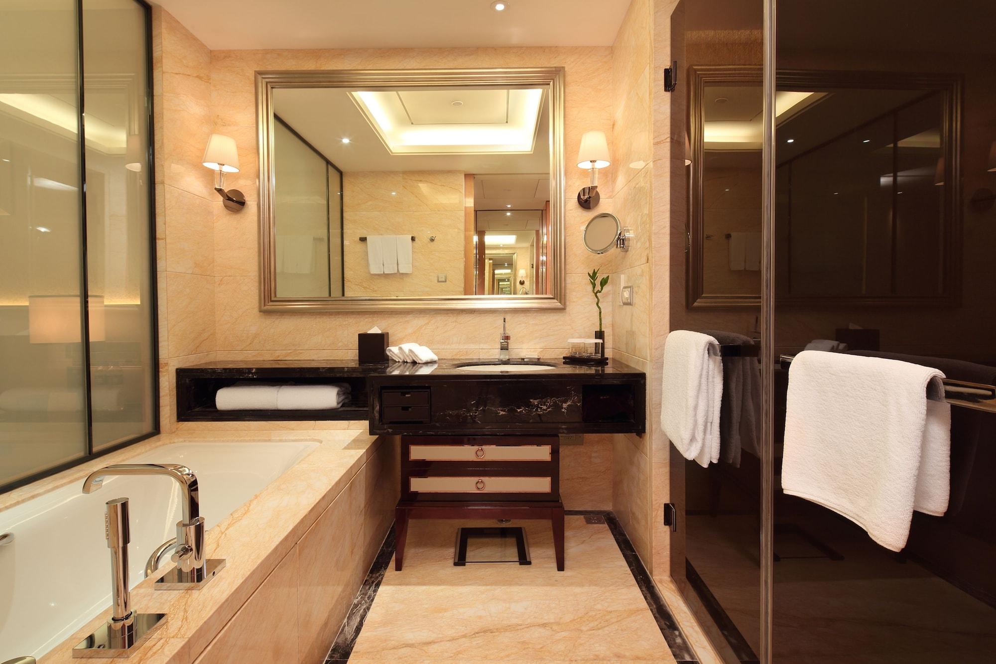 Hilton Guangzhou Baiyun - Free Shuttle For Canton Fair Period, Close To Luhu Golf Club & Leather Market Exteriör bild